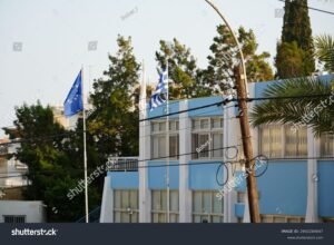 batiment moderne ecole avec drapeaux europeens