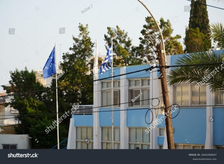 Quels sont les avis fiables sur ETS École Européenne à connaître 2 batiment moderne ecole avec drapeaux europeens