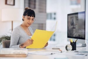 bureau administratif avec documents et ordinateur