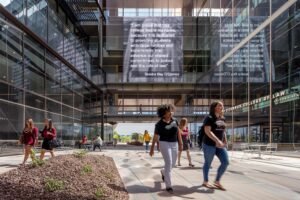 campus universitaire moderne avec etudiants et batiments