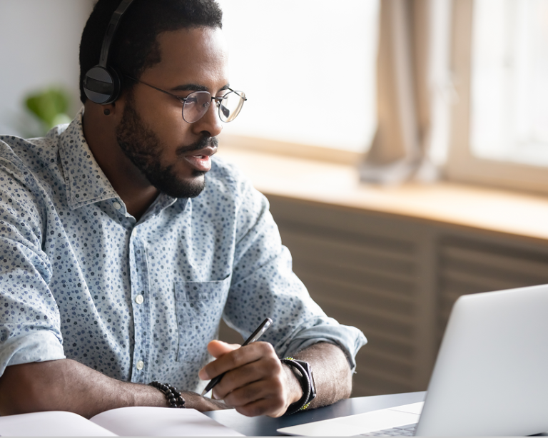 candidat etudiant avec ecouteurs et manuel toeic