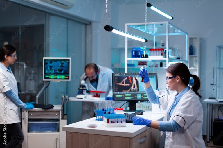 chercheur scientifique travaillant dans un laboratoire moderne