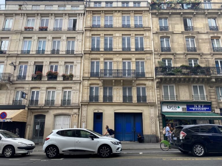 Quel est le programme éducatif du collège La Tour à Paris