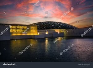 dome spectaculaire du louvre abu dhabi au coucher