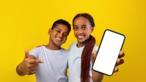 enfants regardant un ecran lumineux joyeux