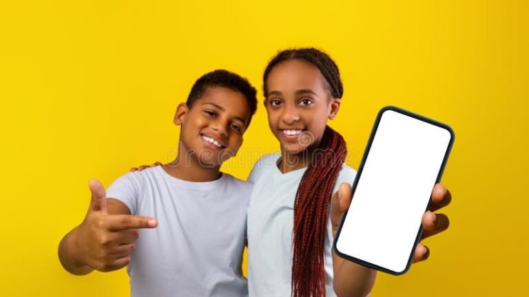 enfants regardant un ecran lumineux joyeux