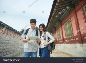 etudiant avec valise devant carte coree