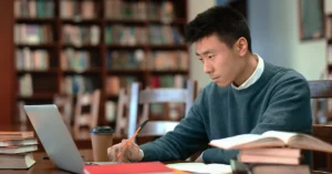 etudiant concentre avec livres de droit ouverts