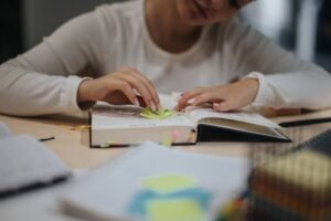 Comment réussir une remise à niveau pour le Bac efficacement 27 etudiant concentre avec livres et cahiers ouverts