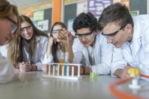 Comment réussir sa prépa math physique chimie pour exceller en sciences 43 etudiant concentre en train de reviser sciences