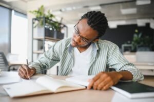 Master Professeur des Écoles : Comment Préparer et Réussir Ce Diplôme 19 etudiant concentre preparant un diplome enseignant