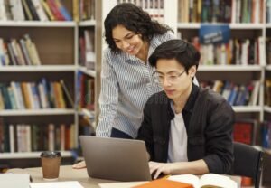 etudiant heureux consultant conseiller bancaire moderne