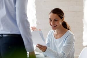 etudiant heureux recevant une bourse detudes