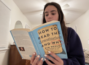 etudiant lisant un livre de droit constitutionnel