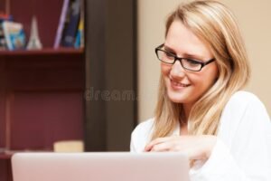 etudiant souriant devant ordinateur portable paris 8