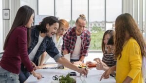 etudiants creatifs travaillant sur projets publicitaires