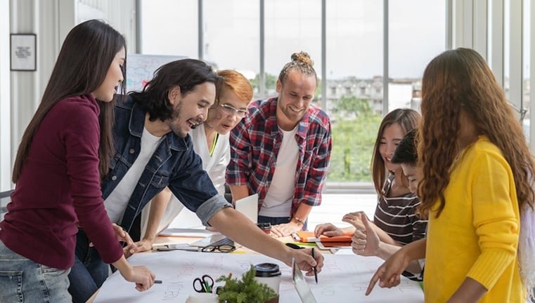 etudiants creatifs travaillant sur projets publicitaires