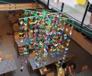 etudiants en art creant des projets varies