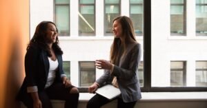 Master CCA ou DSCG : Quel diplôme choisir pour une carrière en comptabilité 18 etudiants en comptabilite discutant diplomes universitaires