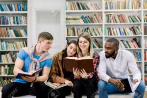 etudiants etudiant avec livres devant universite