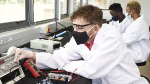 Quelle Formation Propose L'école D'ingénieur Arts Et Métiers Pour Réussir 12 etudiants ingenieurs en laboratoire technologique moderne