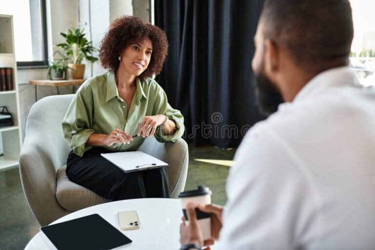 Comment Trouver Un Emploi D'Aide Laboratoire Sans Diplôme 2 jeune candidat dynamique en entretien dembauche