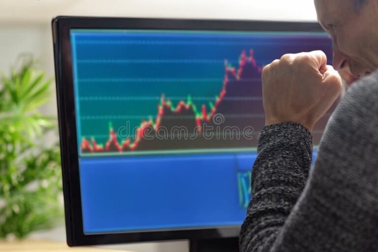 jeune debutant concentre devant ecran trading