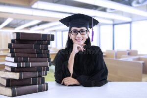 jeune etudiant heureux avec diplome et livres