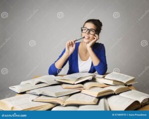 jeune etudiant reflechissant avec des livres ouverts