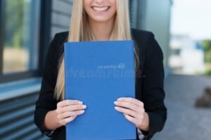 jeune etudiant souriant avec cv en main
