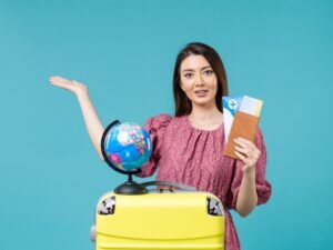 Comment Trouver Un Stage À L'Étranger Facilement Et Efficacement 36 jeune etudiant souriant avec valise devant globe