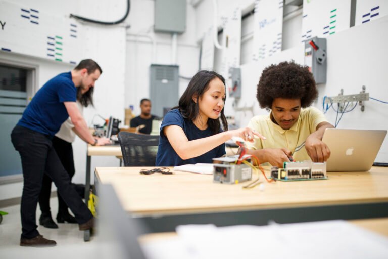 jeune professionnel en formation alternee dynamique
