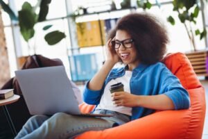 jeune professionnel utilisant un ordinateur portable dynamique