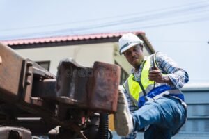 jeune technicien radio avec equipement portable