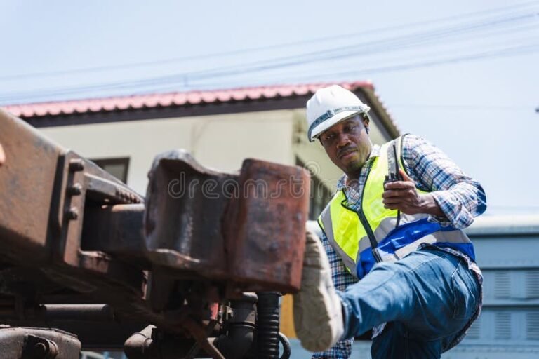 jeune technicien radio avec equipement portable