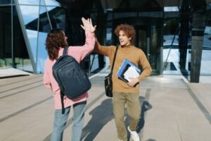 jeunes etudiants heureux devant un lycee moderne