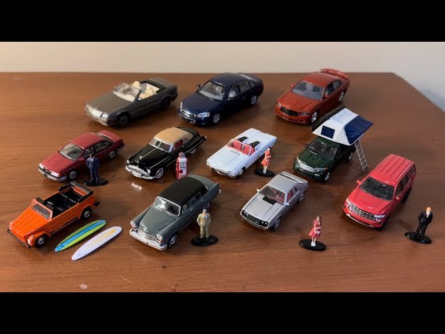 maquettes voitures 124 alignees sur table