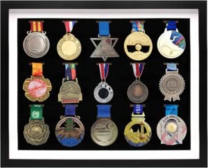 medailles sportives accrochees en cadre elegant