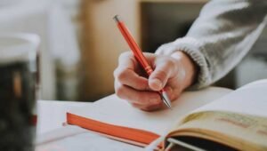 Comment Réaliser Un État De L'Art Efficace Pour Un Mémoire 38 personne cherchant des livres et notes pratiques