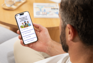 Comment Consulter Facilement Ses Points CPF Pour Une Formation 5 personne consultant des points cpf sur smartphone