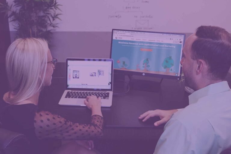 Comment savoir mon compte CPF : où et comment vérifier 2 personne consultant son compte cpf sur ordinateur 1