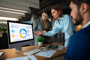 personne etudiant avec graphiques financiers evolutifs