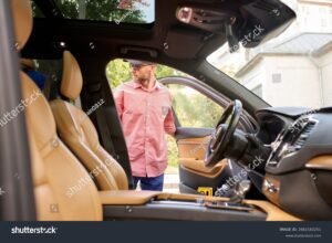 personne examinant une voiture moderne