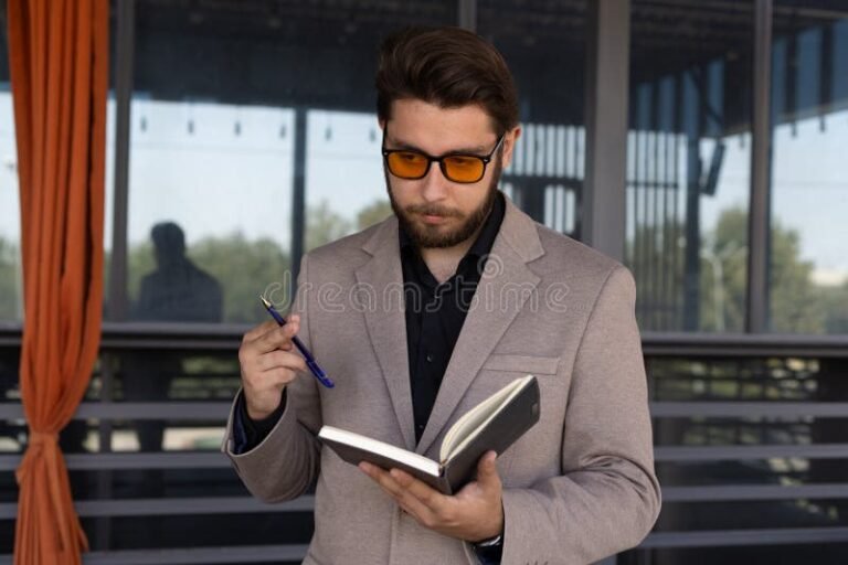 Comment Faire Une Intro De Dissertation Efficace Et Structurée 2 personne reflechissant avec carnets et stylos ouverts