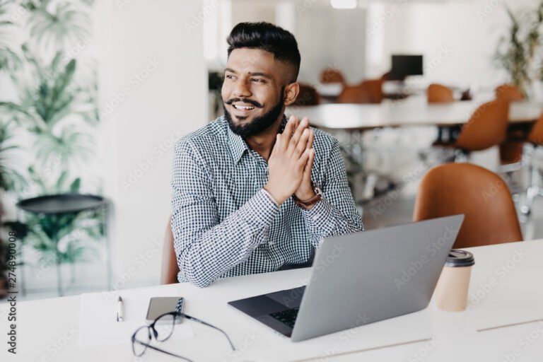 personne travaillant sur un ordinateur portable au bureau