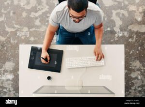 personne utilisant ordinateur avec graphiques numeriques