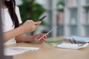 Comment récupérer l'argent de mon compte CPF facilement et rapidement 11 personne utilisant smartphone pour gerer finances personnelles