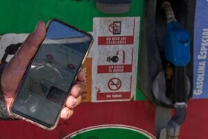 personne utilisant un telephone pour assistance gaz