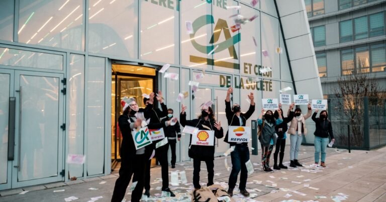 personnes discutant devant un batiment credit agricole