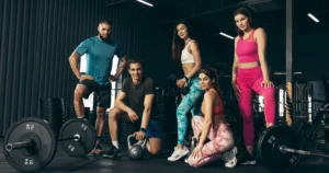 Quelles Opportunités Offre Une Licence Pro Métiers De La Forme 1 personnes en salle de sport dynamique et motivees